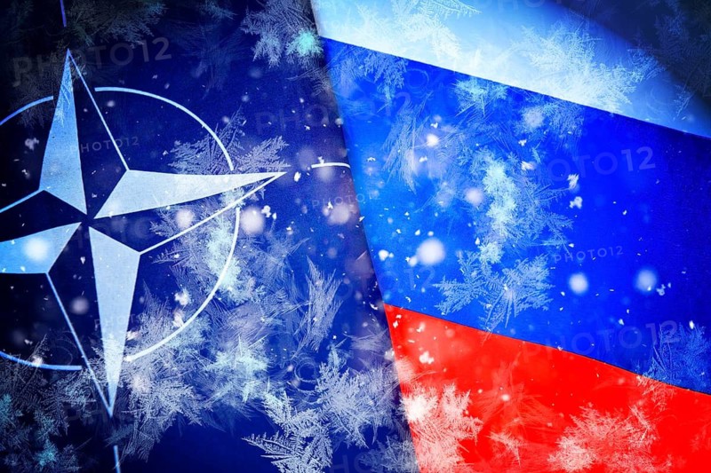 NATO and Russian flags with ice crystals and snow, symbolic photo of the standstill of the Ukraine talks and tense security situation, photo montage +++ editorial use only