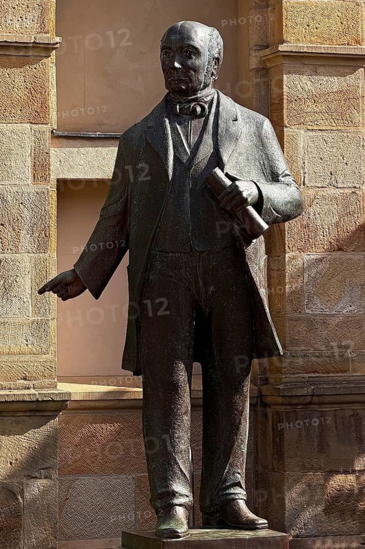 Bronze statue for the German politician Ludwig Windthorst by Johann Janikowski next to the cathedral, Altstadt, Osnabrück, Lower Saxony, Germany