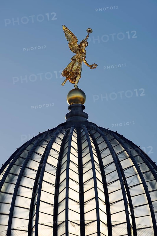 Fama on the dome of the Academy of Arts, lemon squeezer, Lipsiusbau, Hochschule für Bildende Künste, Dresden, Saxony, Germany