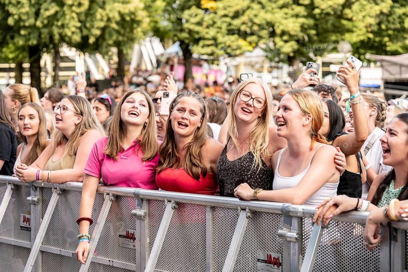 Festival visitors celebrate and sing at the Superbloom Festival in Munich's Olympic Park on 30.08.2025