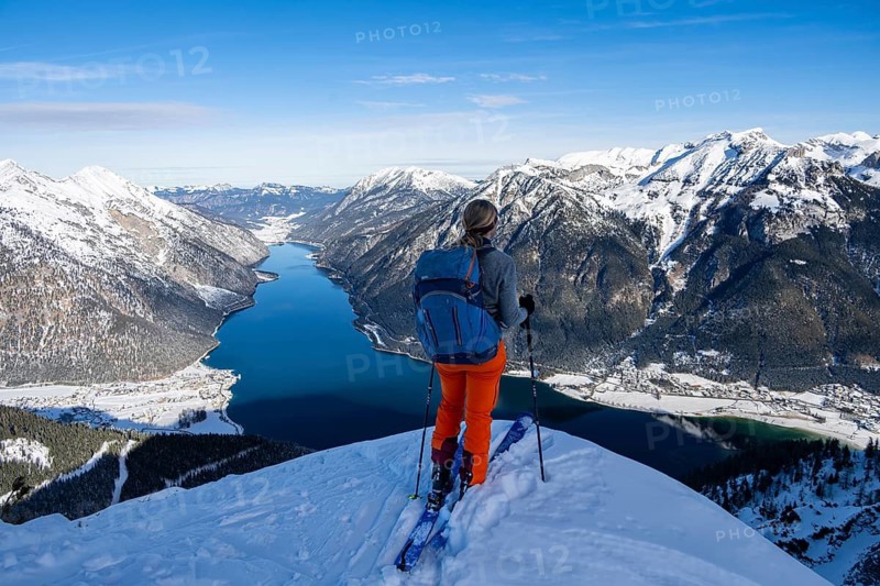 Ski tourer in winter, Bärenkopf, Karwendel, Achensee, Tyrol, Austria