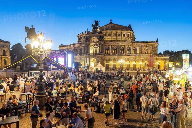 The Dresden City Festival attracts tens of thousands of visitors every year. Theaterplatz, Dresden, Saxony, Germany