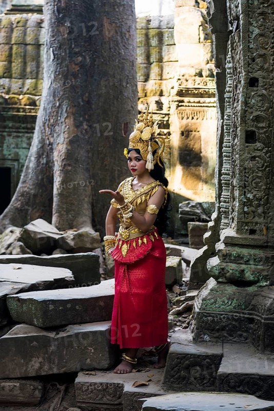 Young woman dressed as a temple dancer, Apsara, Ta Prohm, Angkor Wat, Angkor, UNESCO World Heritage Site, Siem Reap, Cambodia, Indochina, Southeast Asia