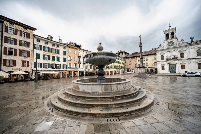 Piazza Giacomo Matteotti with fountain, Marian Column and Chiesa di San Giacomo Apostolo church, old town, Udine, Friuli-Venezia Giulia, Italy