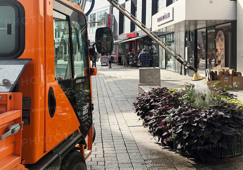 Ladog special vehicle with water tank for watering plants in the pedestrian zone of Osnabrück during the heat wave in summer 2026