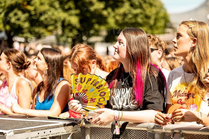 Festival visitor with Superbloom fans at the Superbloom Festival in Munich's Olympic Park on 30.08.2026