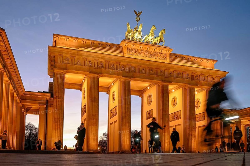 Cyclists in front of the Brandenburg Gate, blue hour, Mitte district, government district, Berlin, Germany