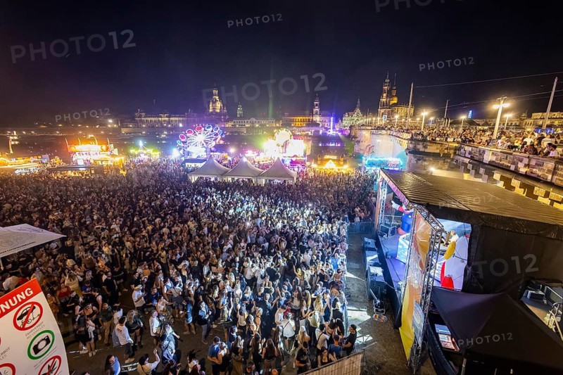 The Dresden City Festival attracts tens of thousands of visitors every year. TanzAreal am Königsufer, Dresden, Saxony, Germany