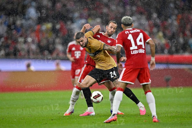 Tackle, action: Jeff Chabot (VfB Stuttgart, 24) versus Harry Kane (FC Bayern Munich, FCB, 09) and Luis Diaz (FC Bayern Munich, FCB, 14) . Football, Bundesliga, rain, Allianz Arena, Munich, Bavaria, Germany