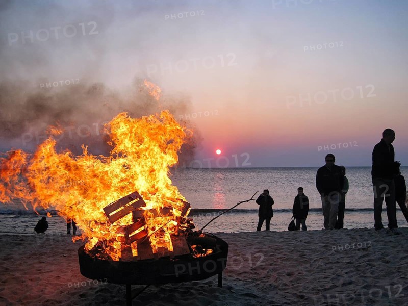 Easter bonfire, bonfire, on the beach, dark silhouettes, group of people at dusk, sunset, North Sea, Wenningstedt, Sylt, Germany