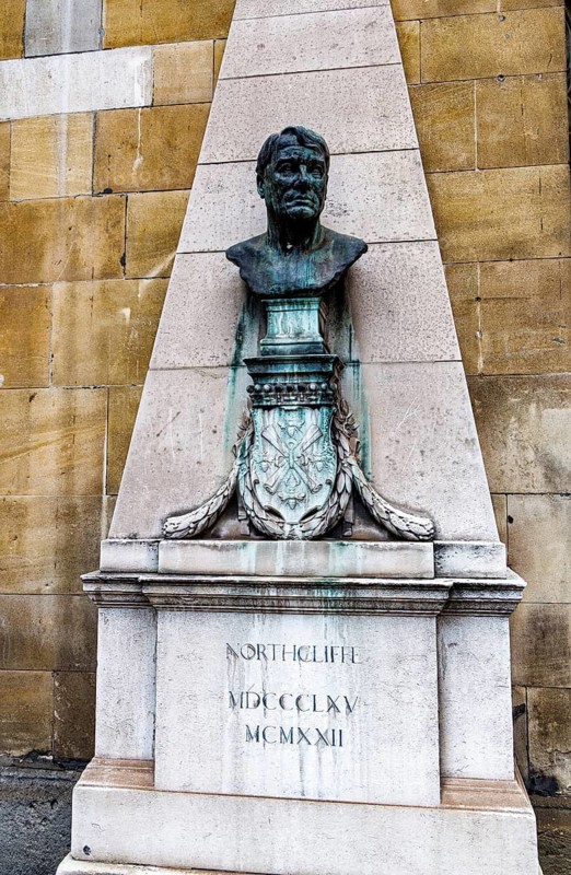 A bronze bust of the newspaper proprietor Lord Northcliffe, founder of the Daily Mail, looks out from a Portland stone obelisk designed by Edwin Lutyens outside St Dunstan-in-the-West on Fleet Street, sculpted by Kathleen Scott and unveiled in 1930. London, England, United Kingdom