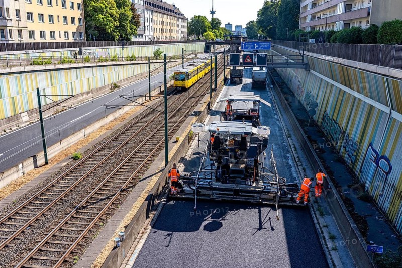 Rehabilitation of the A40 motorway between Mülheim-Winkhausen and Essen-Ost, the asphalt surface was renewed over 5.8 kilometers, with so-called whisper asphalt, open-pored asphalt, in both directions, a total of over 110, 000 square meters, full closure for a week, with severe traffic obstructions in the Ruhr area, Essen, North Rhine-Westphalia, Germany