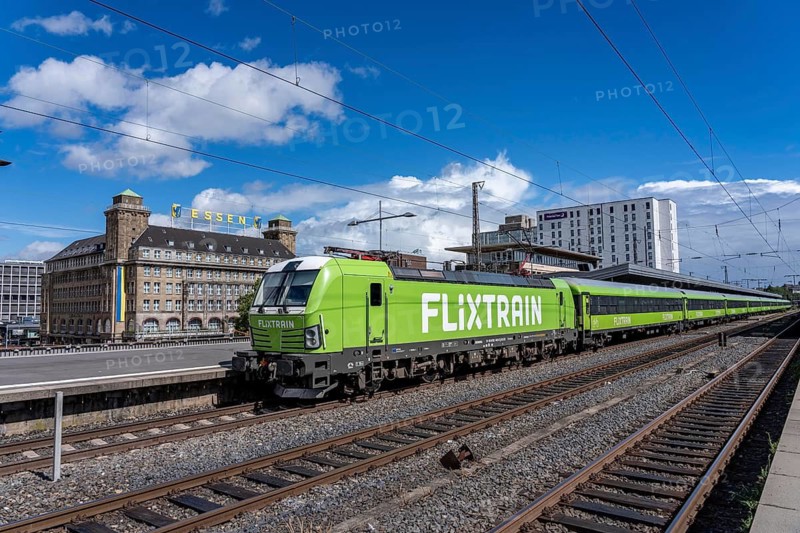 Long-distance train, Flixtrain, in Essen main station, city skyline, Handelshof, North Rhine-Westphalia, Germany