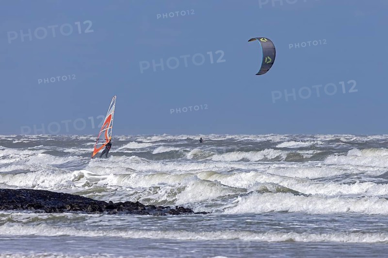 Waves, North Sea, kite surfers, windsurfers, Wangerooge, East Frisia, Lower Saxony, Germany