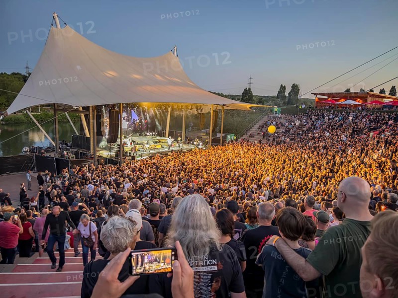 The amphitheatre in Nordsternpark in Gelsenkirchen, directly on the Rhine-Herne Canal, concert, many visitors, North Rhine-Westphalia, Germany