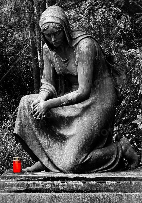 Black and white photo of a tomb with kneeling woman and red grave light with cover, Engesohde City Cemetery, Hanover, Lower Saxony, Germany