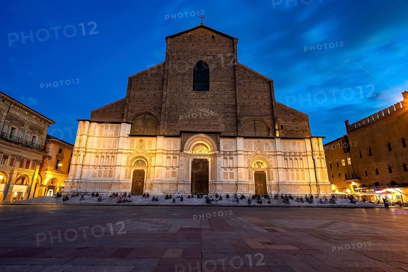 Illuminated Piazza Maggiore with Basilica di San Petronio, blue hour, old town, Bologna, Emilia Romagna, Italy