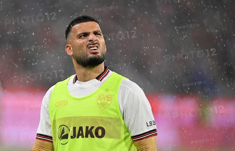 Deniz Undav, VfB Stuttgart (26), warming up during training, looking up, football, Bundesliga, rain, Allianz Arena, Munich, Bavaria, Germany