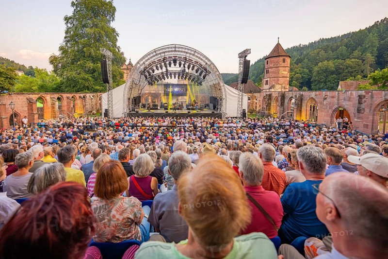 Full open-air concert in front of a historic backdrop with filled seats, Calwer Klostersommer Festival, Hirsau Abbey, Calw, Germany