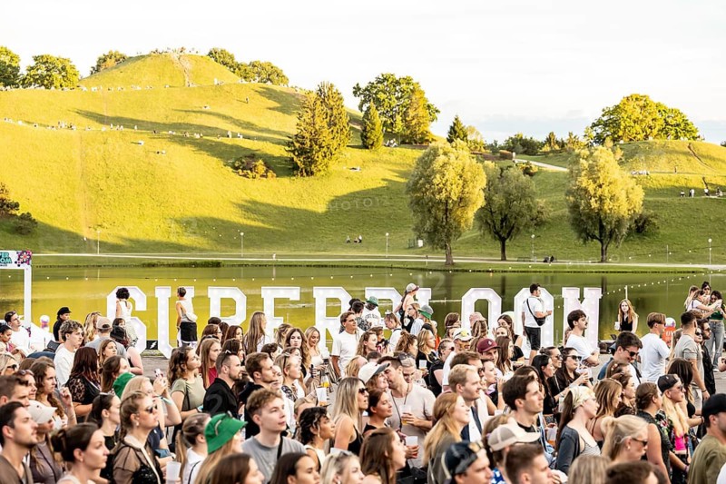 Festival visitors cover up the Superbloom logo at the Superbloom Festival in Munich's Olympic Park on 29.08.2026