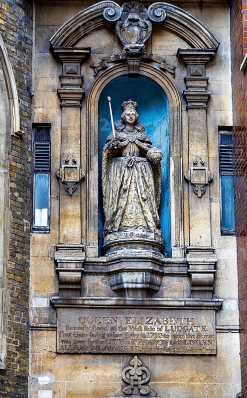A close view of the sixteenth century stone statue of Queen Elizabeth I set above the door of St Dunstan-in-the-West on Fleet Street, a rare surviving carved image of the queen that once stood on the old City gate of Ludgate before it was pulled down in 1760. London, England, United Kingdom