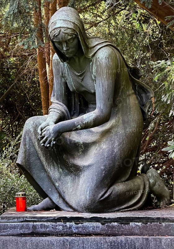 Tomb with kneeling woman and red grave light with cover, Engesohde City Cemetery, Hanover, Lower Saxony, Germany
