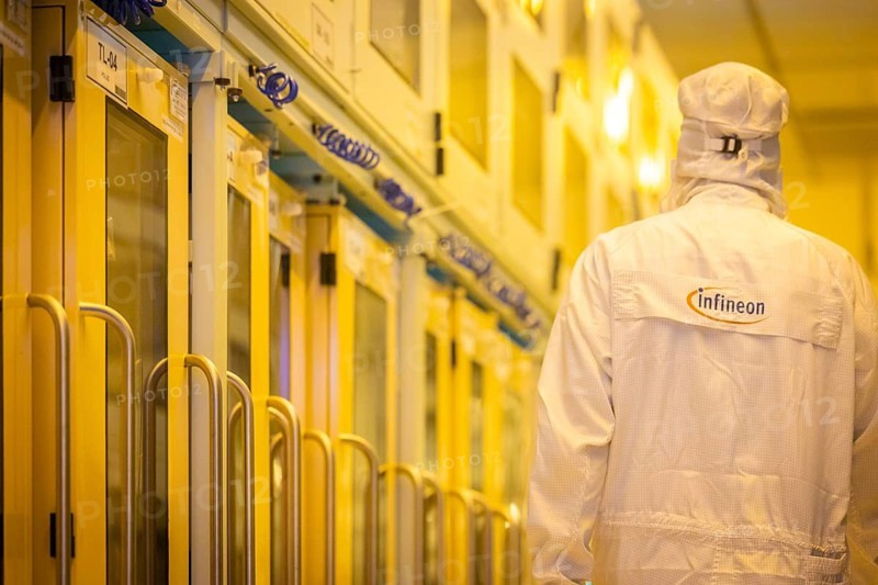 Clean room of Infineon Technologies AG's new Smart Power Fab in Dresden on June 10. The Smart Power Fab will be officially opened on July 2. With an investment volume of five billion euros, the new plant is the largest single investment in Infineon's history and one of the largest investment projects in Germany. 300 mm wafer production at Infineon Technologies AG's Dresden site, Dresden, Saxony, Germany