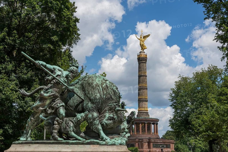 Fasanerieallee and hunting sculpture Old Germanic buffalo hunting in the zoo with a view of the Victory Column, Berlin
