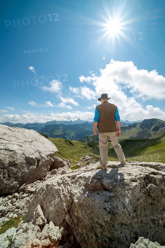 Mountain walker, aged 65–70, (model release) Panorama from the Koblat High Trail on the Nebelhorn to the Hochvogel, 2, 592 m, Allgäu Alps, Allgäu, Bavaria, Germany