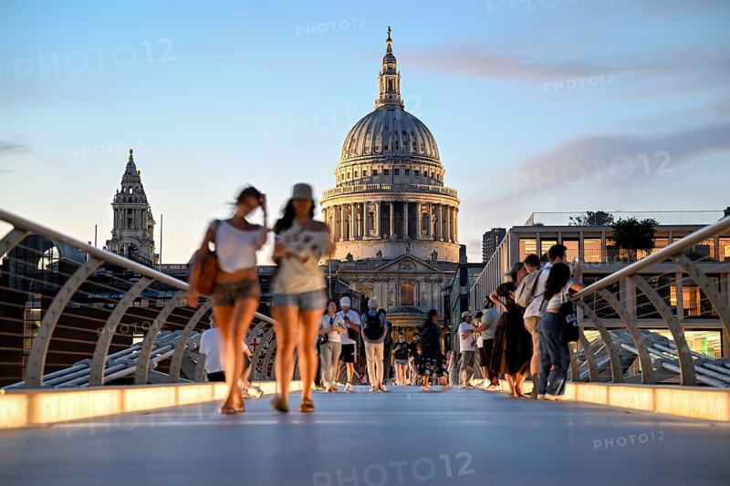 Evening scene on the Millennium Bridge over the Thames, blue hour, in the background St Paul's Cathedral, City of London, London, England, Great Britain, Great Britain