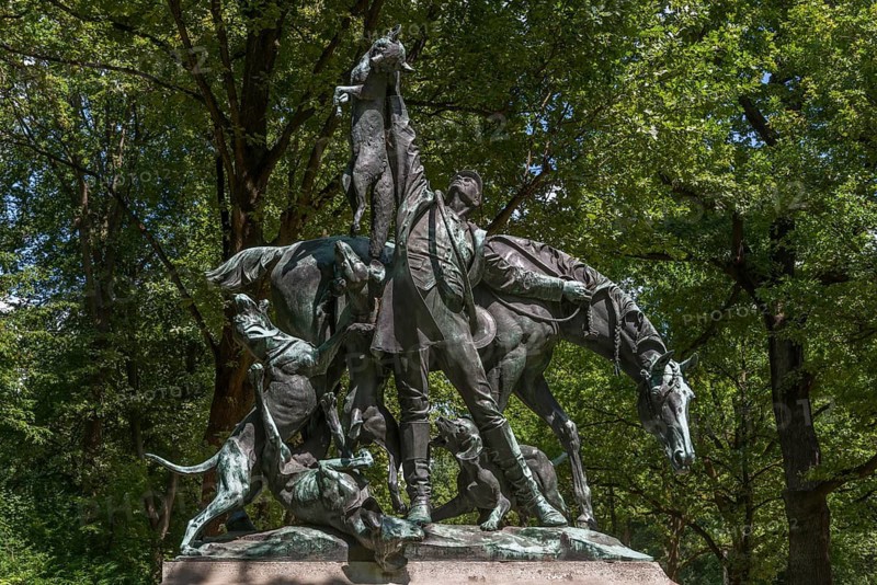 The hunting sculpture Fox Hunt in the Fasaneriealle in the large Tiergarten, Berlin