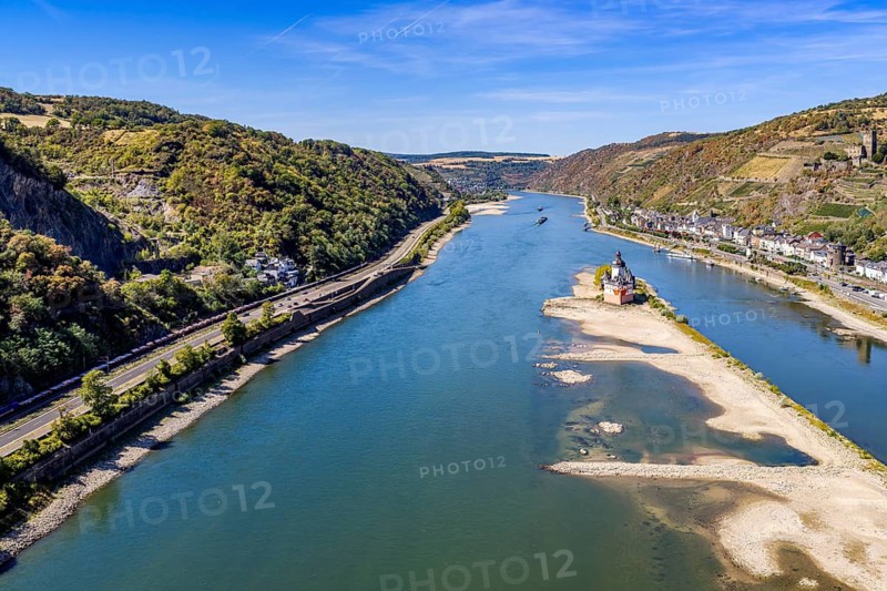 The level of the Rhine is at a low level. Rhine navigation is extremely affected by low tide levels. There are only a few ships left, and they are traveling with reduced freight. Pfalzgrafenstein Castle in Kaub on the Middle Rhine. The attraction is a former customs castle built on a rocky island in the Rhine. Kaub, Rhineland-Palatinate, Germany
