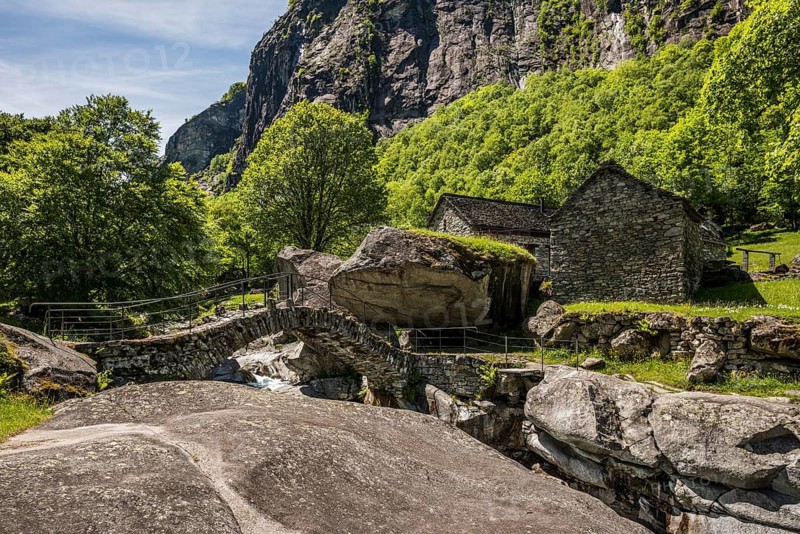 Traditional old stone houses and old stone arch bridge, Splueia Bella, near Foroglio, Val Calnègia, Maggia Valley, Valle Maggia, Canton of Tessin, Switzerland