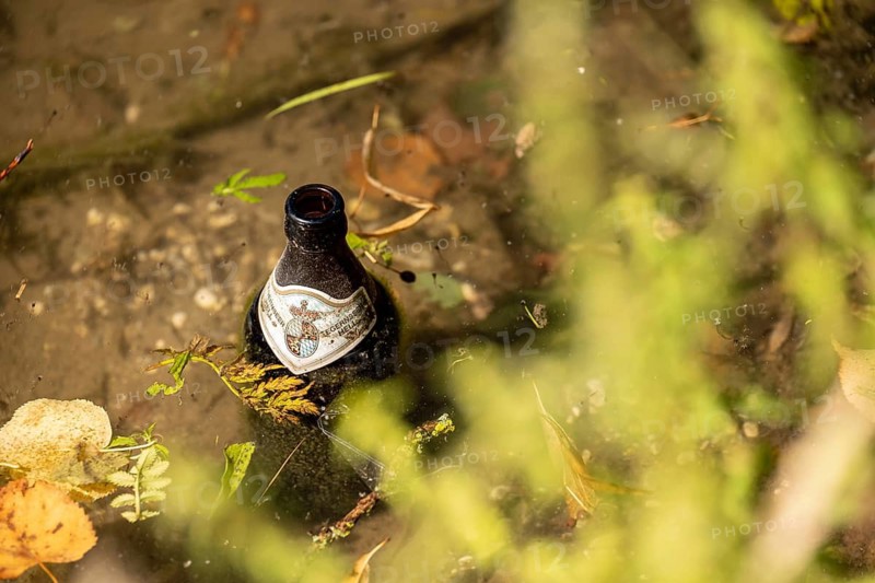 A beer bottle floats in the Olympic Lake at the Superbloom Festival in Munich's Olympic Park on 29.08.2026