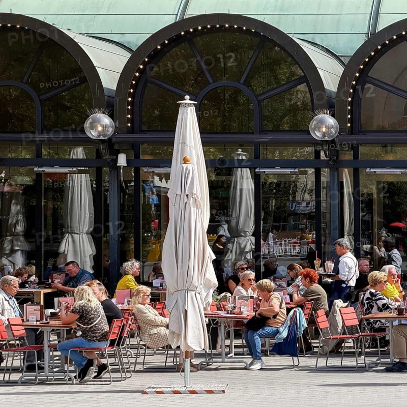 Outdoor dining, lively and popular cafe Kröpcke on the square of the same name, city center, city life, Hanover, Lower Saxony, Germany