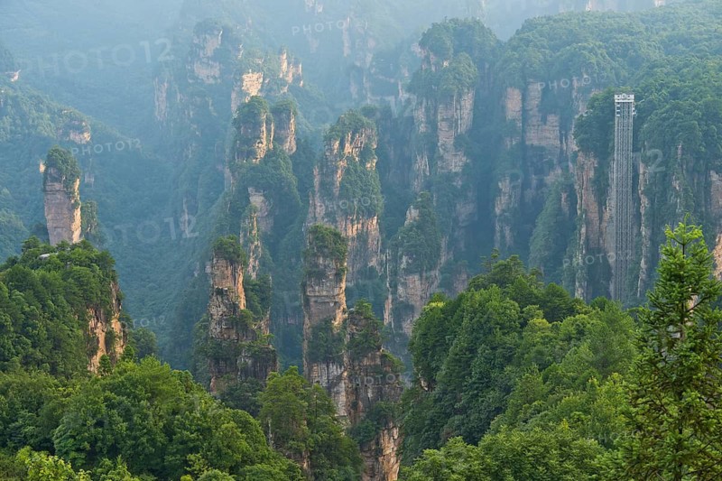 Panoramic view of the quartz sandstone pillars of the Tianzi Mountains in Zhangjiajie National Park to Bailong Elevator, Avatar Mountains, Halleluja Mountains, Wulingyuan, Yuanjiajie, Hunan Province, China