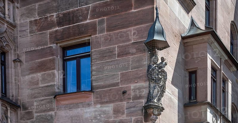Madonna, protected with dove nets, at the historic Hotel Deutscher Kaiser, Königstraße 55, Nuremberg, Middle Franconia, Bavaria, Germany