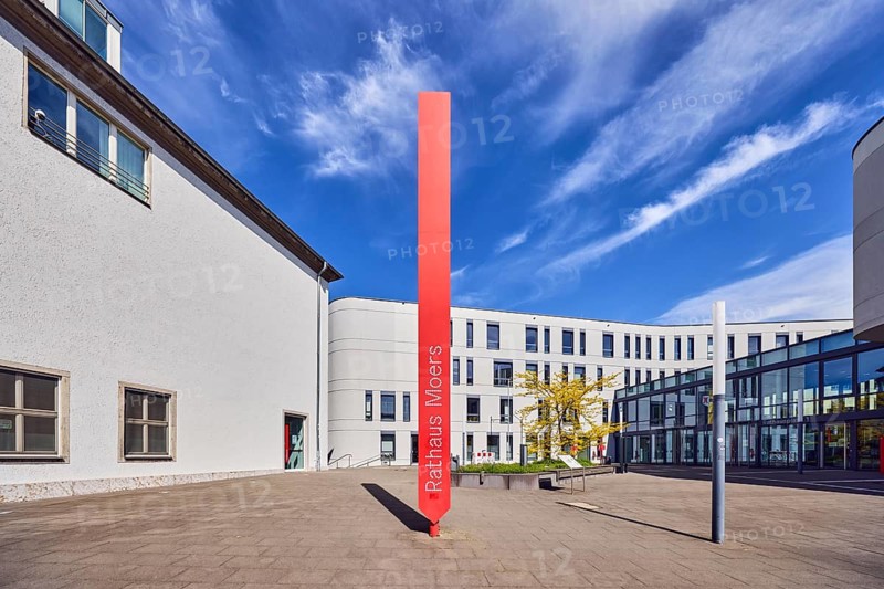 Stele with inscription Rathaus Moers, town hall, lantern, commercial building, modern architecture, façade with windows, blue sky, cirrus clouds, Unterwallstraße, Moers, Wesel district, North Rhine-Westphalia, Germany