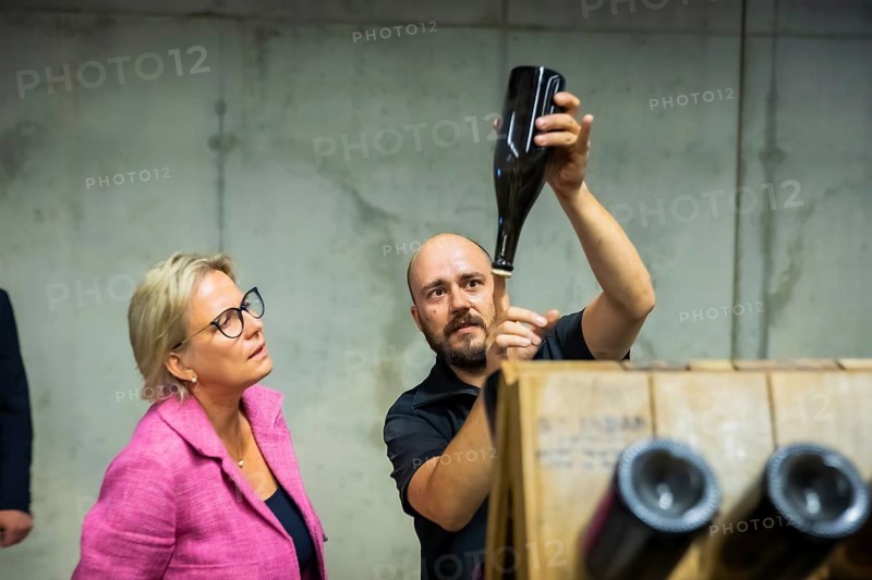 The Saxon Minister of State for Culture and Tourism Barbara Klepsch, together with fountain master Thomas Milster shaking the classic bottled fermentation sparkling wine by hand, Radebeul, Saxony, Germany