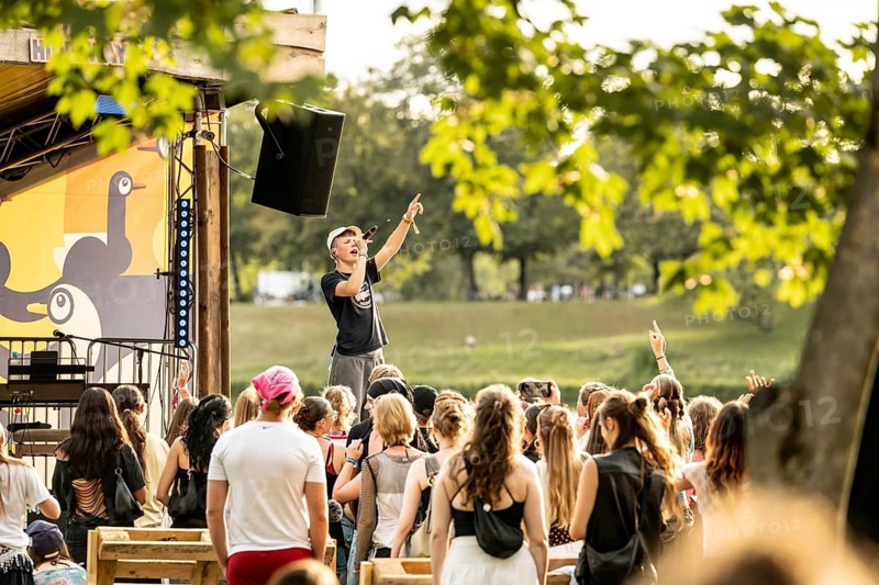 Fans listen to newcomer Yung Pepp at the Superbloom Festival in Munich's Olympic Park on 30.08.2026