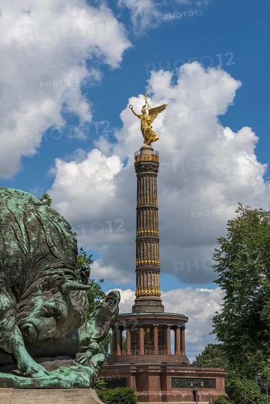 Fasanerieallee and hunting sculpture Old Germanic buffalo hunting in the zoo with a view of the Victory Column, Berlin