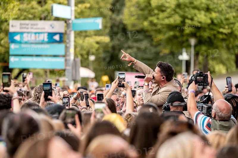 Nico Santos stands with the audience during his performance at the Superbloom Festival in Munich's Olympic Park on 29.08.2026