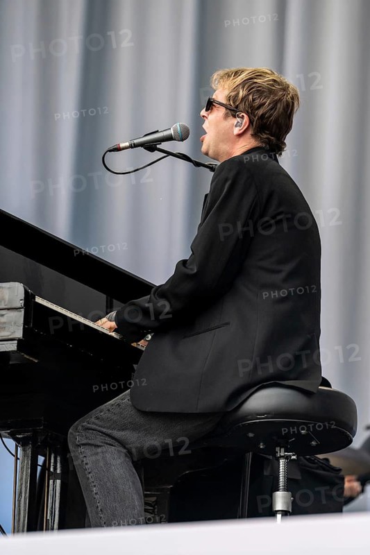Tom Odell on the grand piano live at the Superbloom Festival in Munich's Olympic Park on 30.08.2026