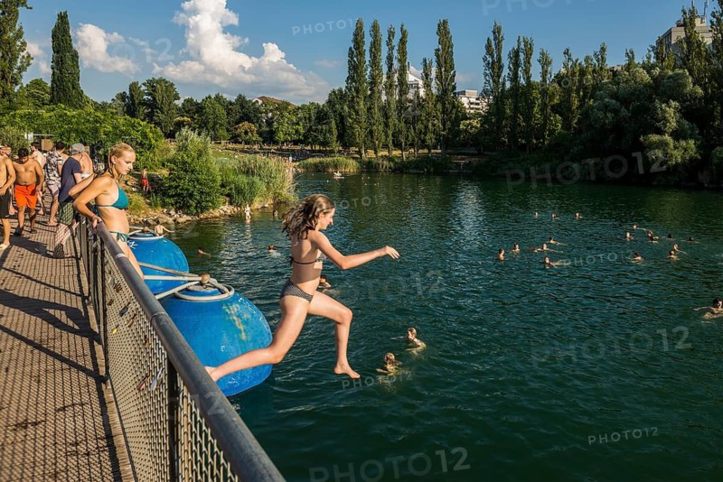 People on and in the lake, Flückiger See, lake park, bathing in the city, heat, heat wave, climate change, Dreisam, Freiburg im Breisgau, Black Forest, Baden-Württemberg, southern Germany, Germany