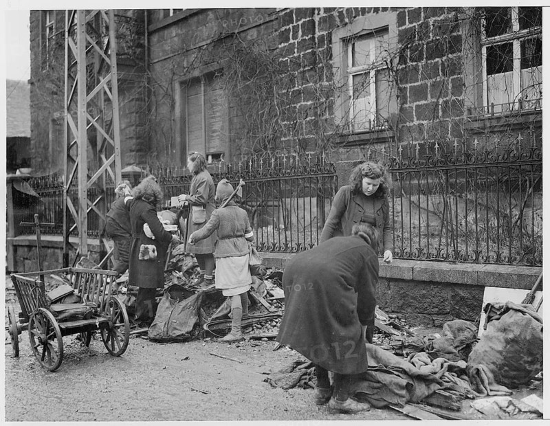 Ochtenburg, Koblenz, exploitable search, end of war, poverty, hardship, hamsters, World War II, woman and children collecting clothes and objects in front of a damaged building, 17.3.1945