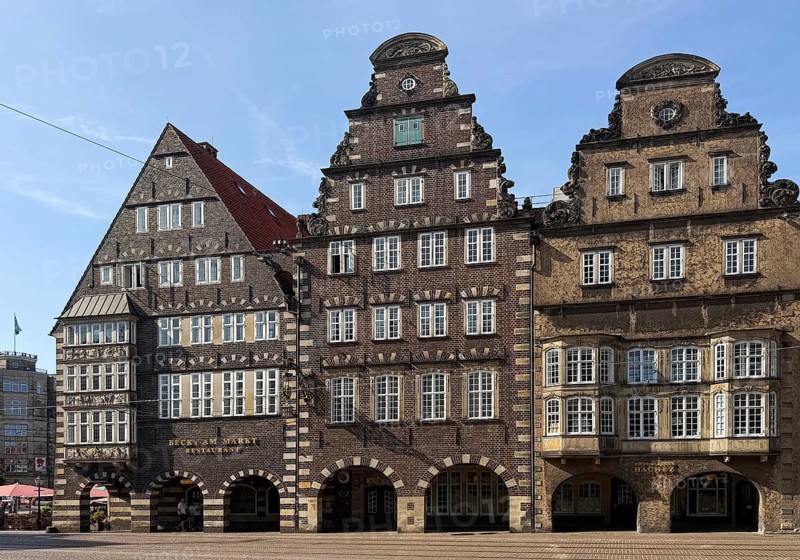 German House and adjacent gabled houses on the street Unser Lieben Frauen Kirchhof, Altstadt, Bremen, Freie Hanseatic City of Bremen, Germany