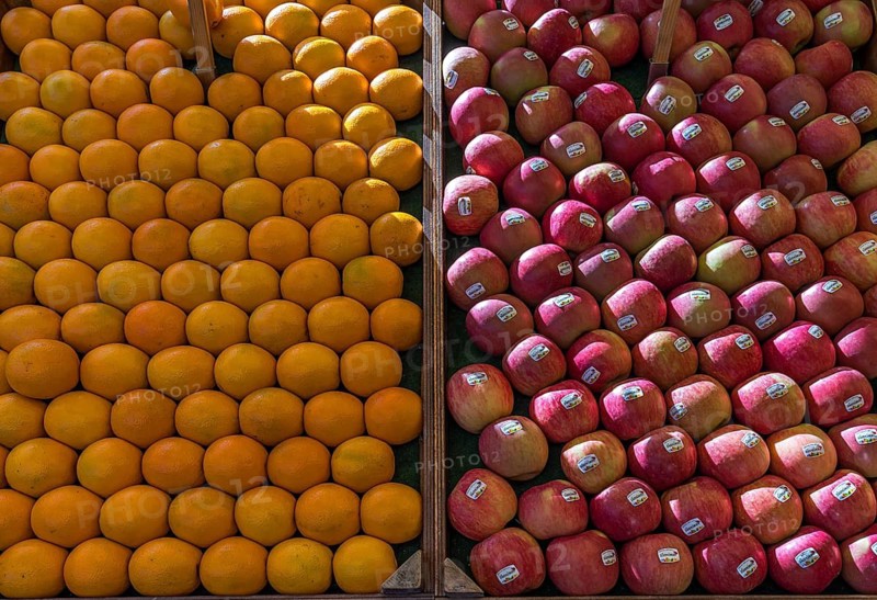 Oranges (Citrus sinensis) and apples (Malus) at a fruit stall, Enschede, Netherlands