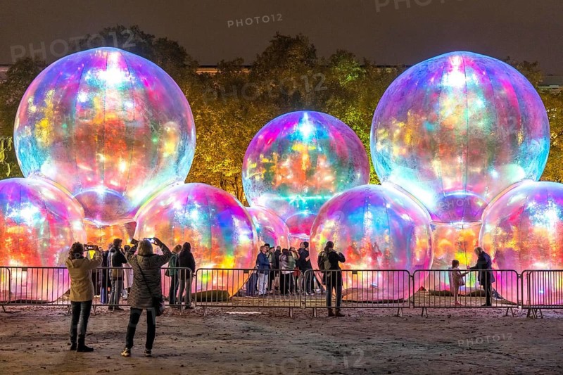The 10th Essen Light Festival, in the city centre, second largest light art festival in Germany, light art on the Burgplatz, Evanescent light installation, by the Australian artist duo Atelier Sisu, large bubble-like spheres, with light and sound, Essen, North Rhine-Westphalia, Germany