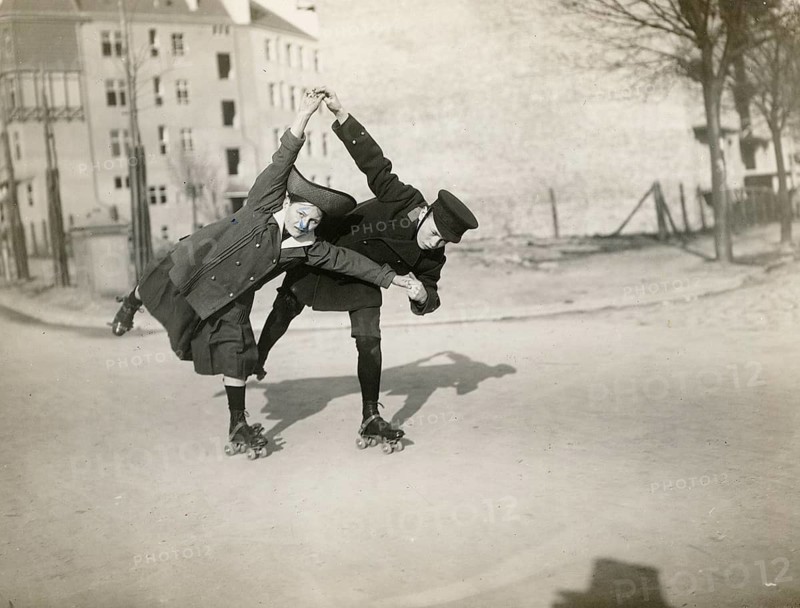Berlin, roller skating, children, girls, boys, leisure, fun, middle class, A couple in historic clothing roller skates synchronously on a street, Philipp Kester, around 1906