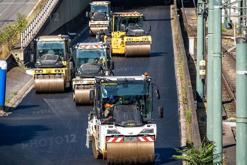 Rehabilitation of the A40 motorway between Mülheim-Winkhausen and Essen-Ost, the asphalt surface was renewed over 5.8 kilometers, with so-called whisper asphalt, open-pored asphalt, in both directions, a total of over 110, 000 square meters, road rollers, one week full closure, with severe traffic obstructions in the Ruhr area, Essen, North Rhine-Westphalia, Germany